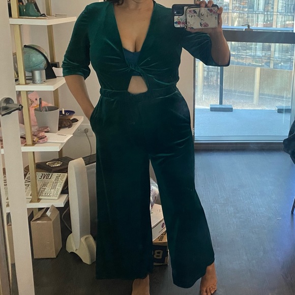 MPC green jumpsuit velvet - Picture 12 of 12